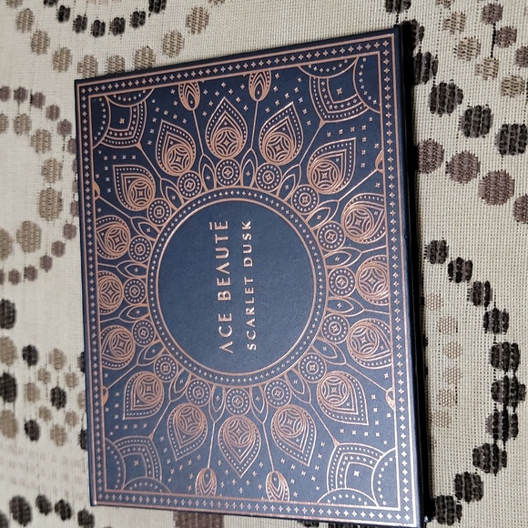 Ace Beaute Scarlet Dusk Eyeshadow Palette - Picture 1 of 3